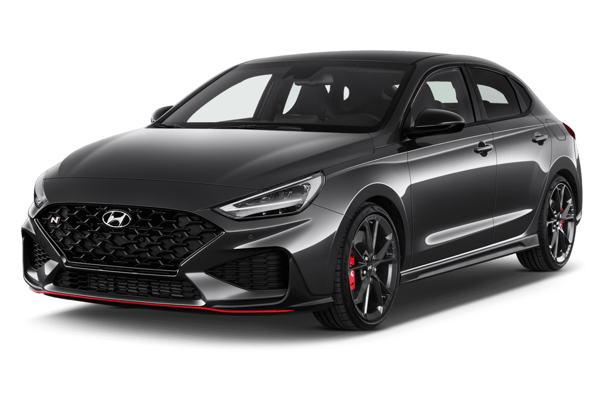 Schräge Frontansicht eines Hyundai i30 N Fastback, freigestellt