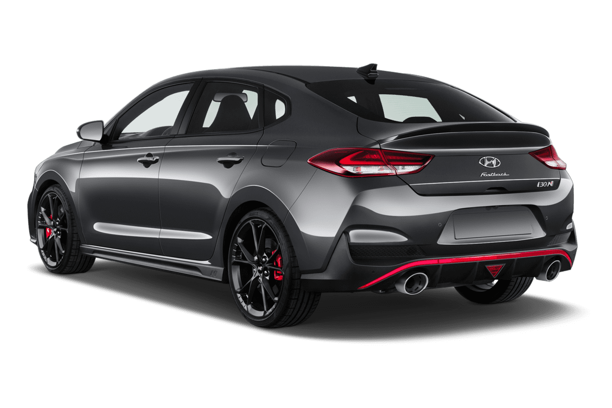 Schräge Heckansicht eines Hyundai i30 N Fastback, freigestellt
