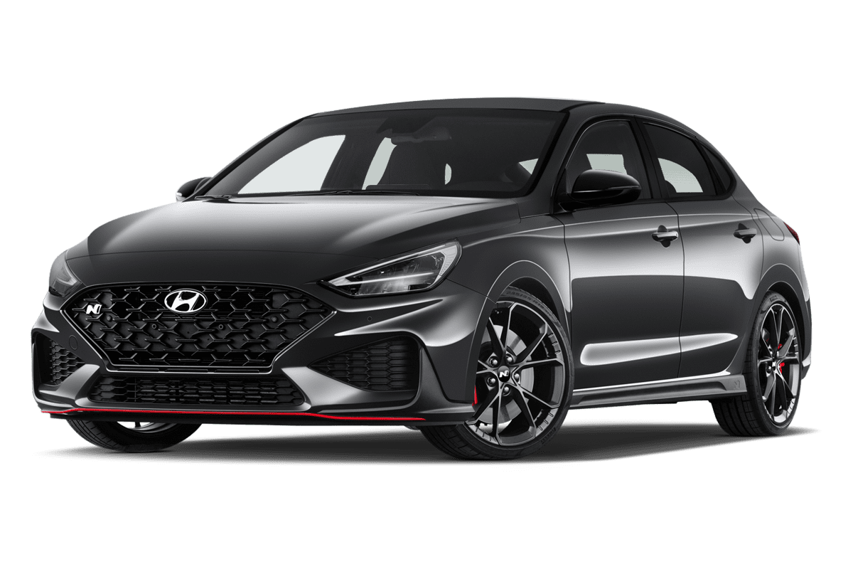 Tiefe, schräge Heckansicht eines Hyundai i30 N Fastback, freigestellt