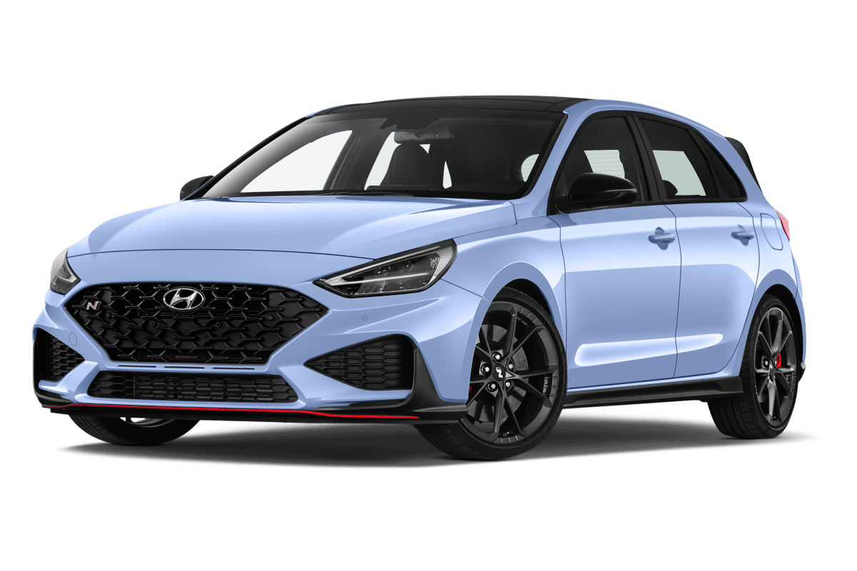 Tiefe, schräge Heckansicht eines Hyundai i30 N, freigestellt