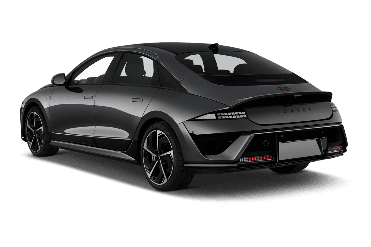 Schräge Heckansicht eines Hyundai Ioniq 6, freigestellt