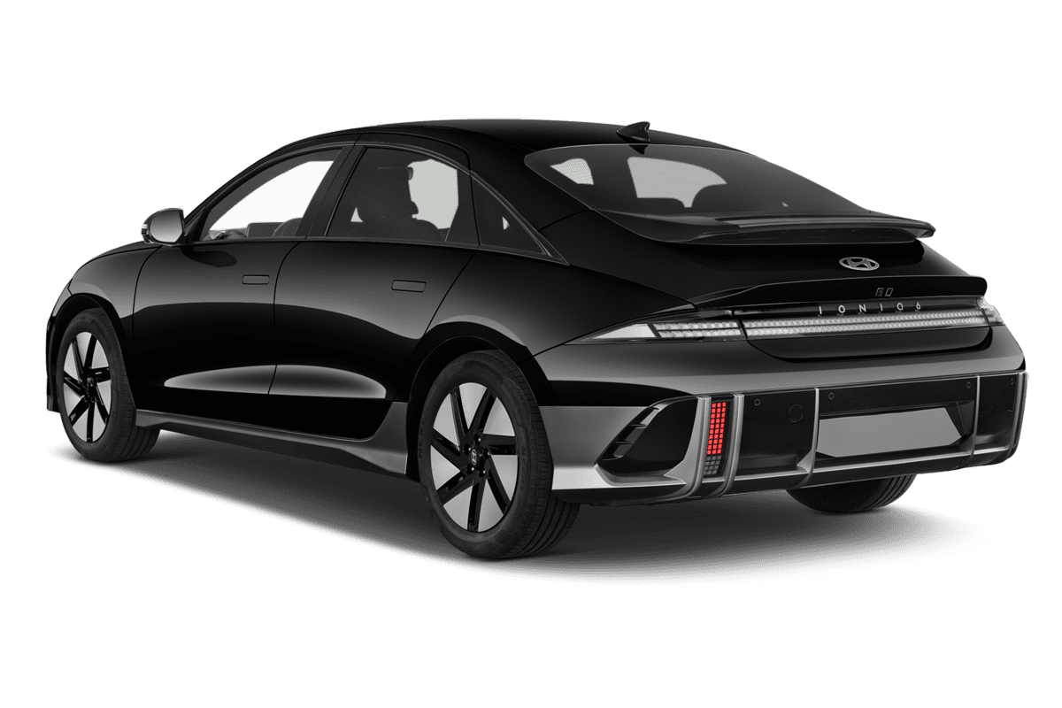 Schräge Heckansicht eines Hyundai Ioniq 6, freigestellt