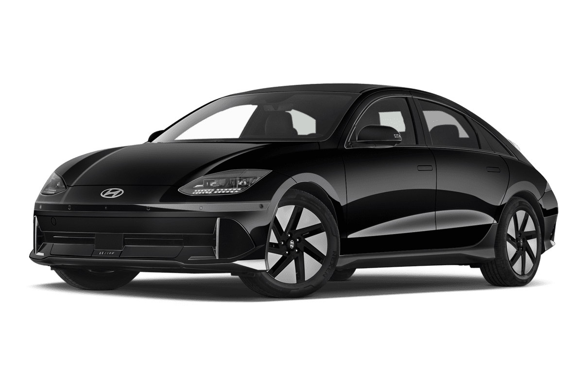 Tiefe, schräge Heckansicht eines Hyundai Ioniq 6, freigestellt