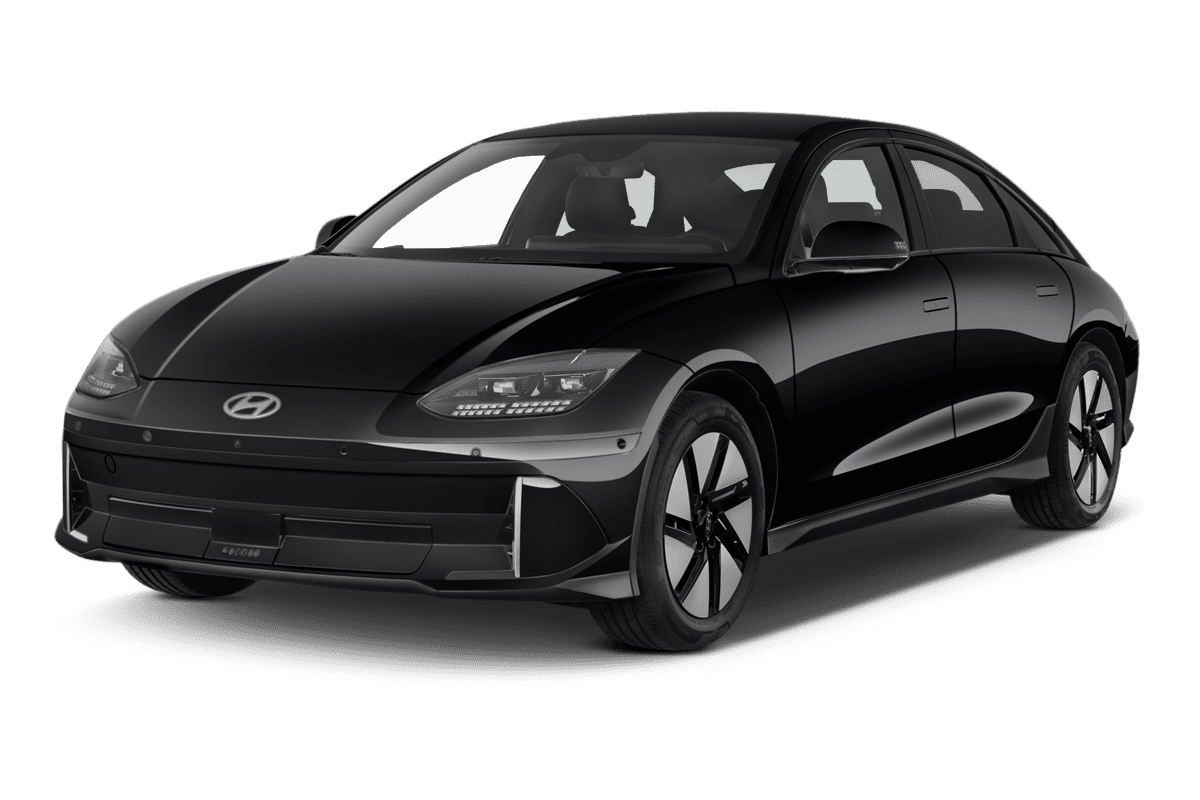 Schräge Frontansicht eines Hyundai Ioniq 6, freigestellt