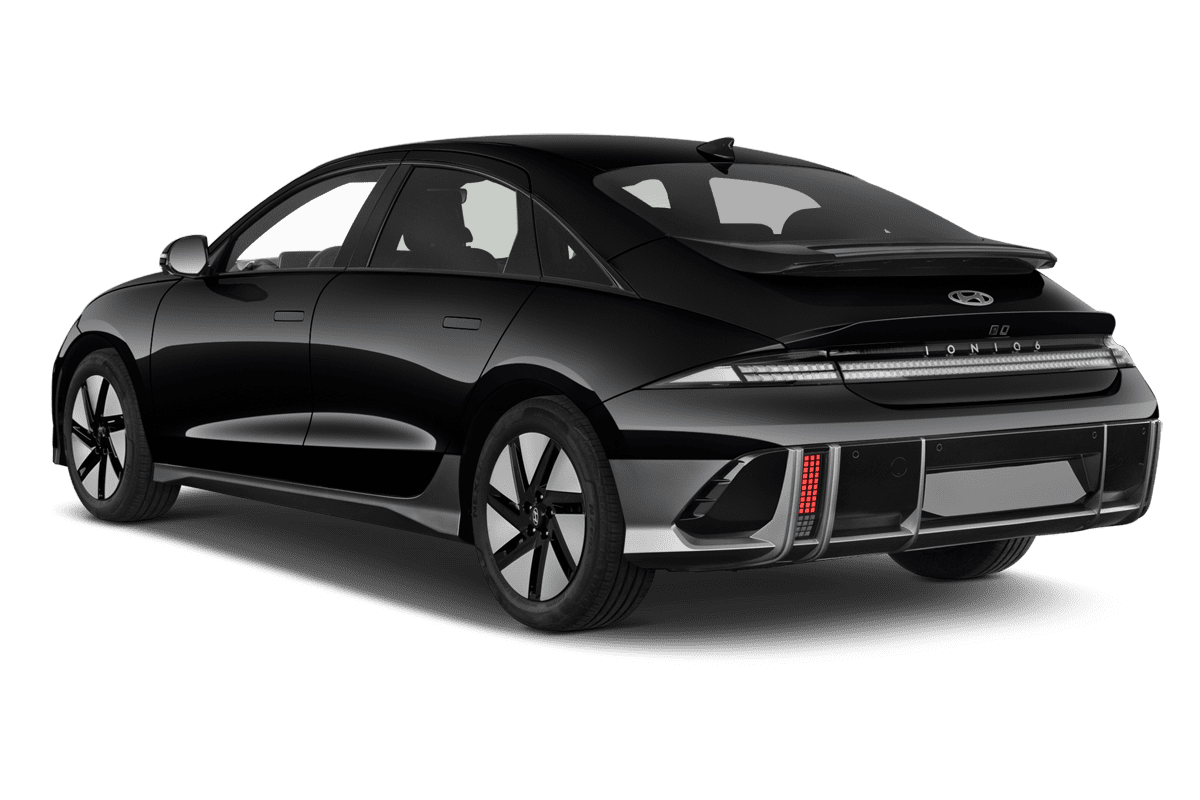Schräge Heckansicht eines Hyundai Ioniq 6, freigestellt