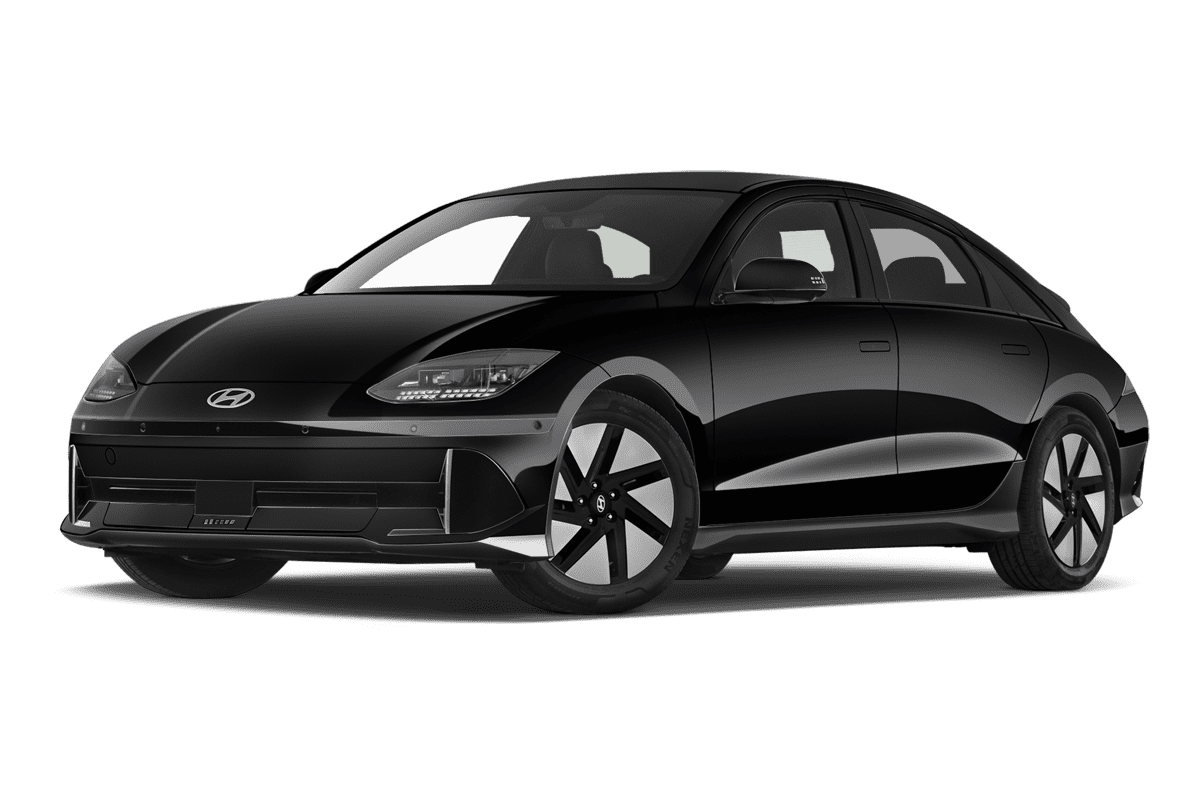 Tiefe, schräge Heckansicht eines Hyundai Ioniq 6, freigestellt
