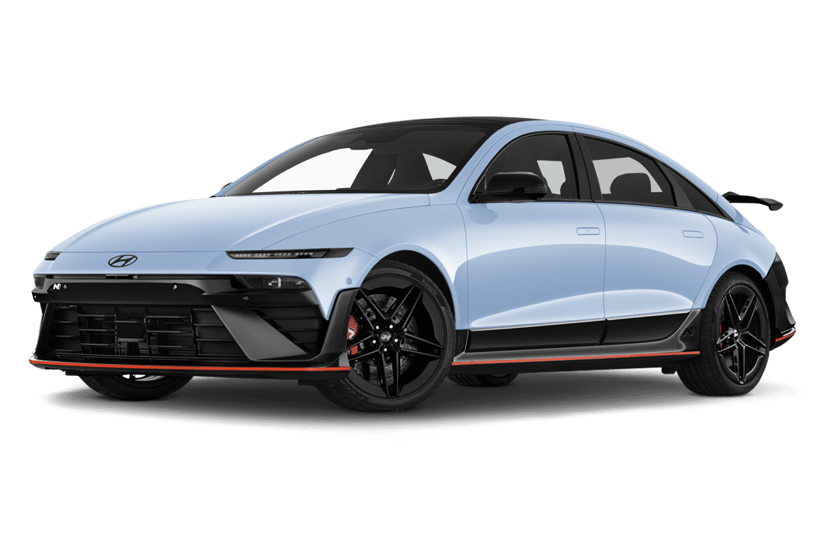 Tiefe, schräge Heckansicht eines Hyundai Ioniq 6 (neues Modell), freigestellt