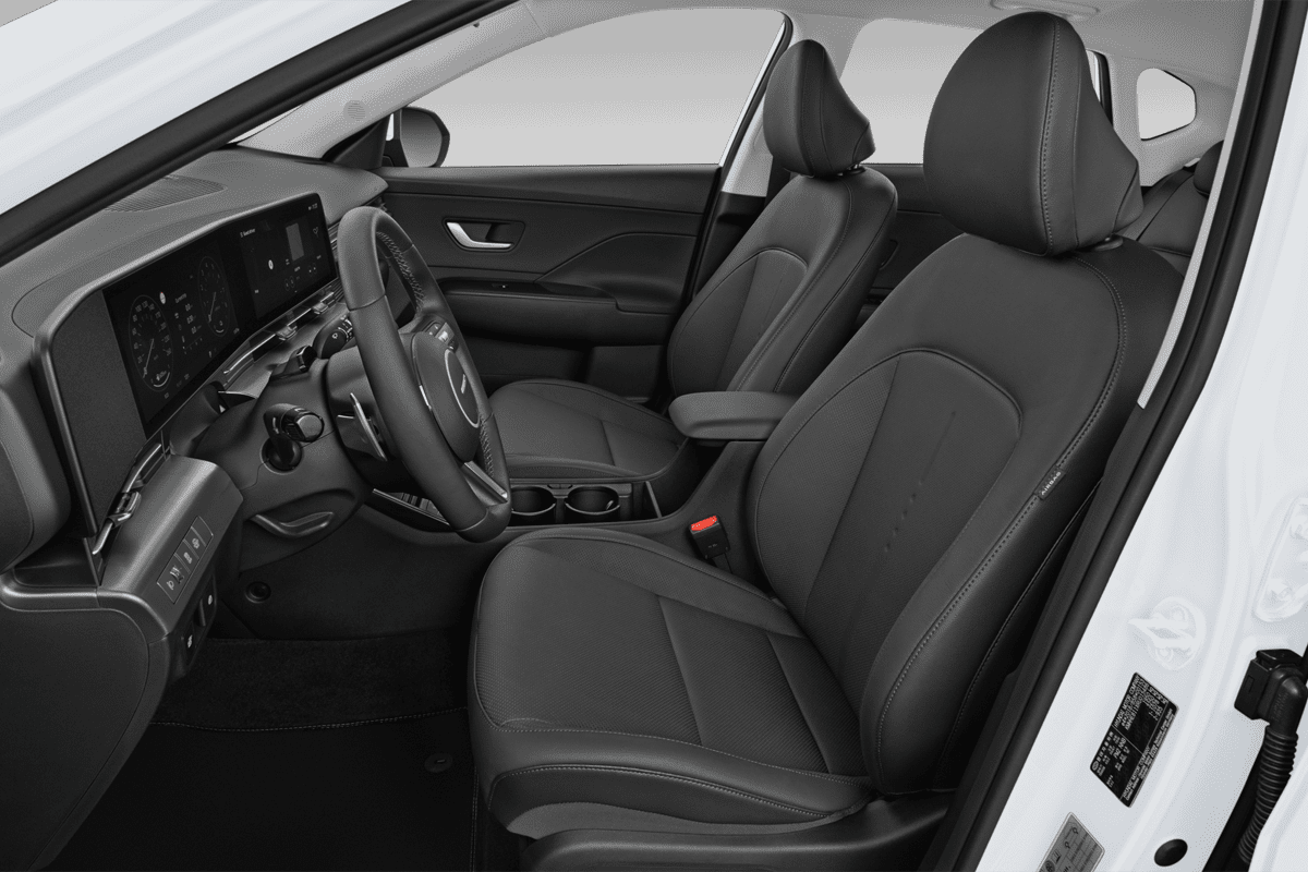 Vordersitze eines Hyundai Kona Hybrid 