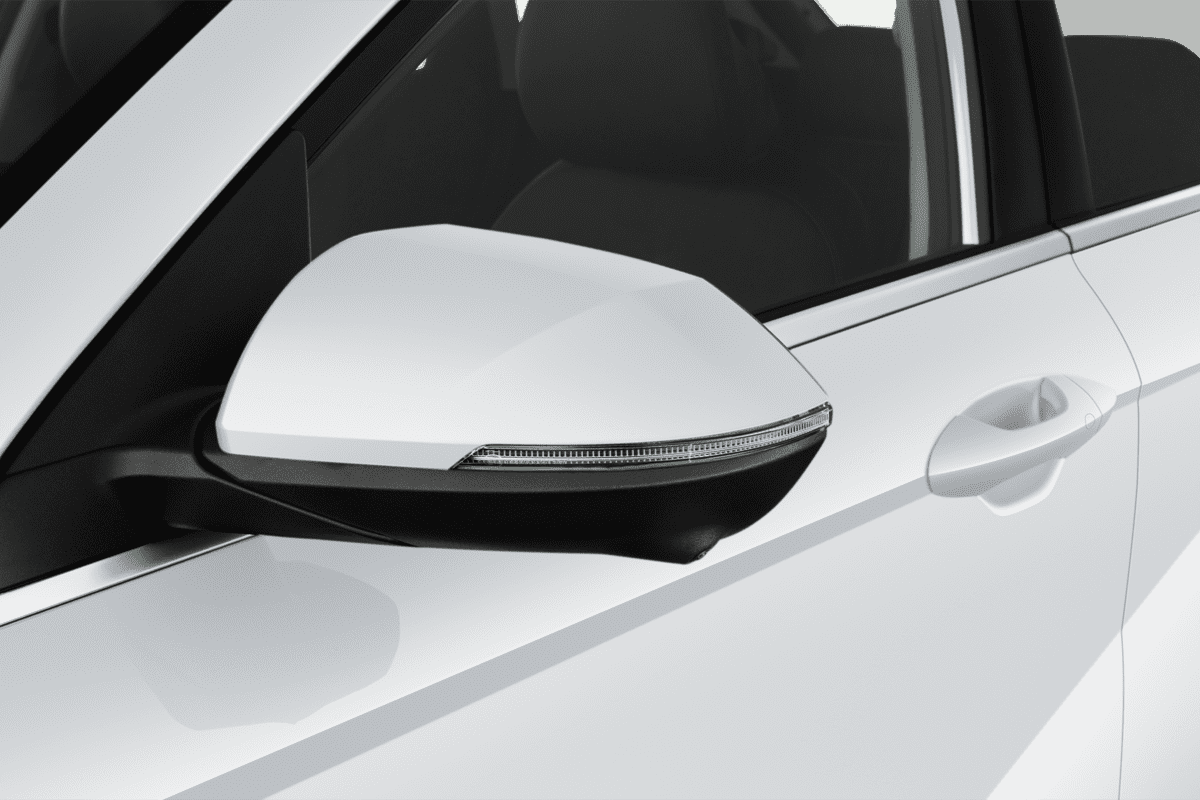 Rückspiegel eines Hyundai Kona Hybrid 