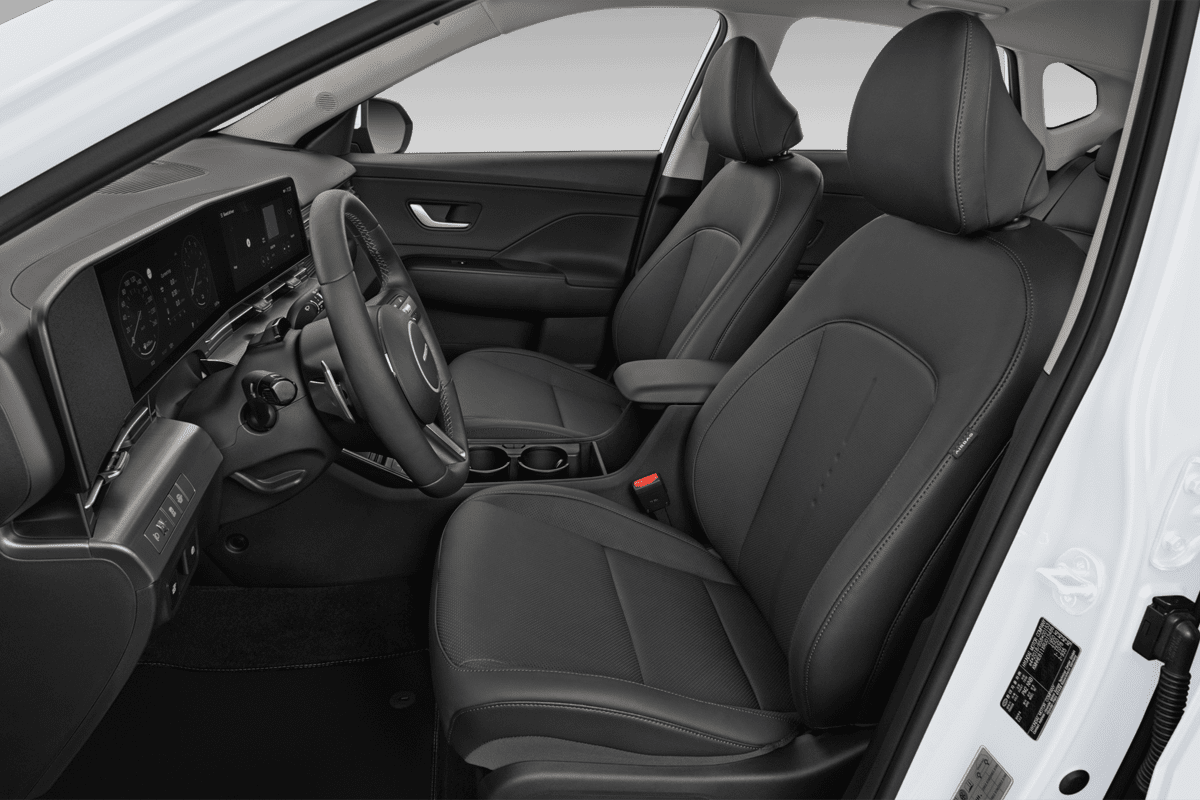 Vordersitze eines Hyundai Kona Hybrid 