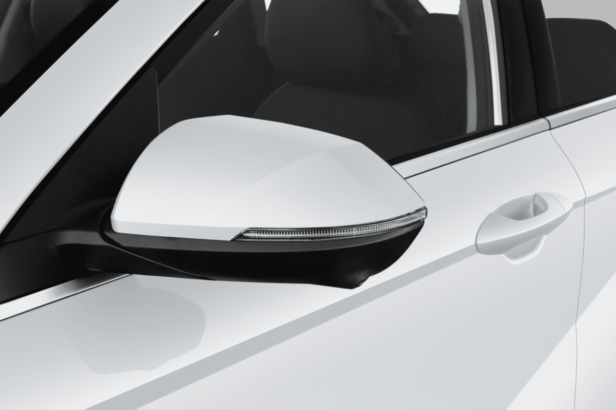 Rückspiegel eines Hyundai Kona Hybrid 