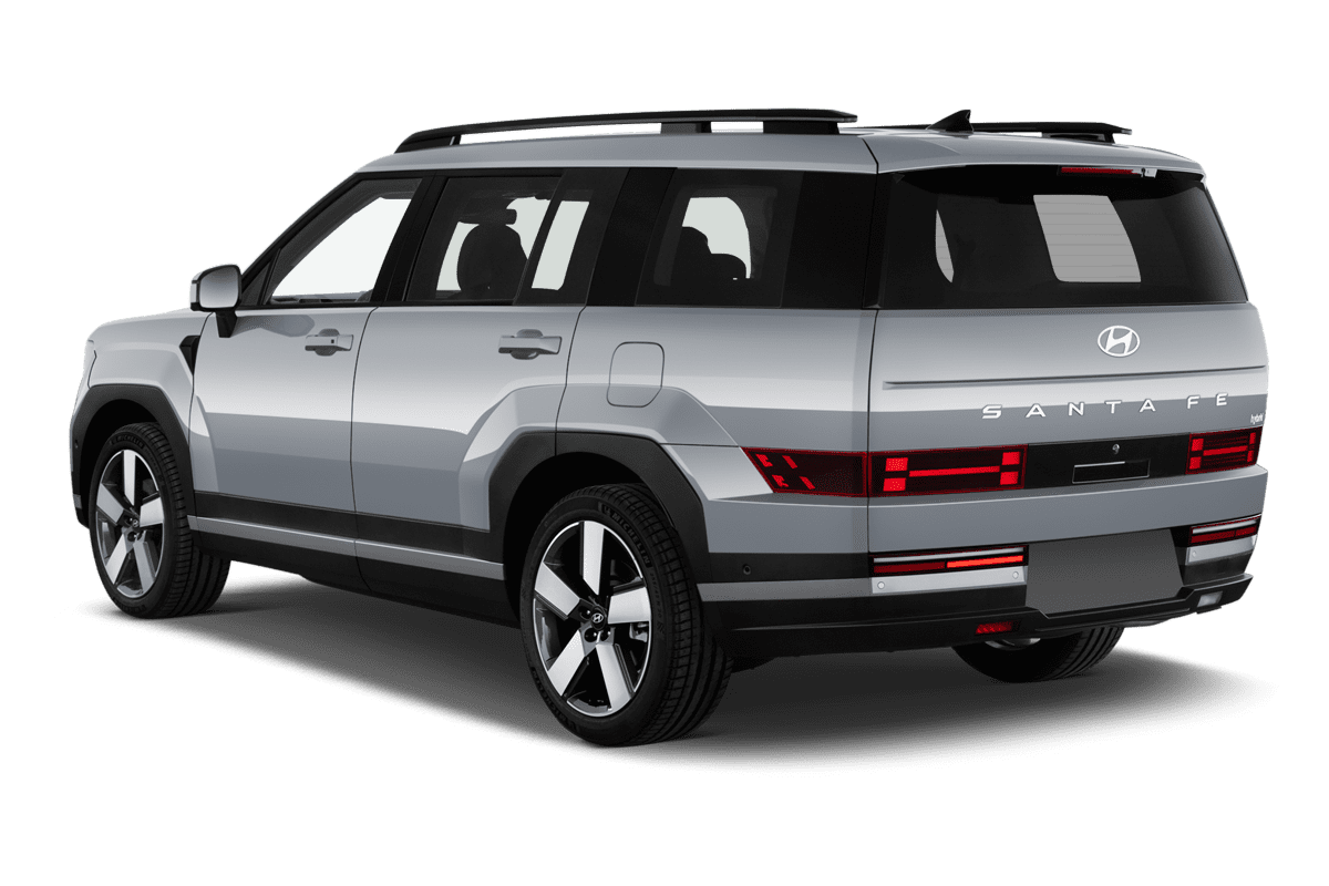 Schräge Heckansicht eines Hyundai Santa Fe Hybrid, freigestellt