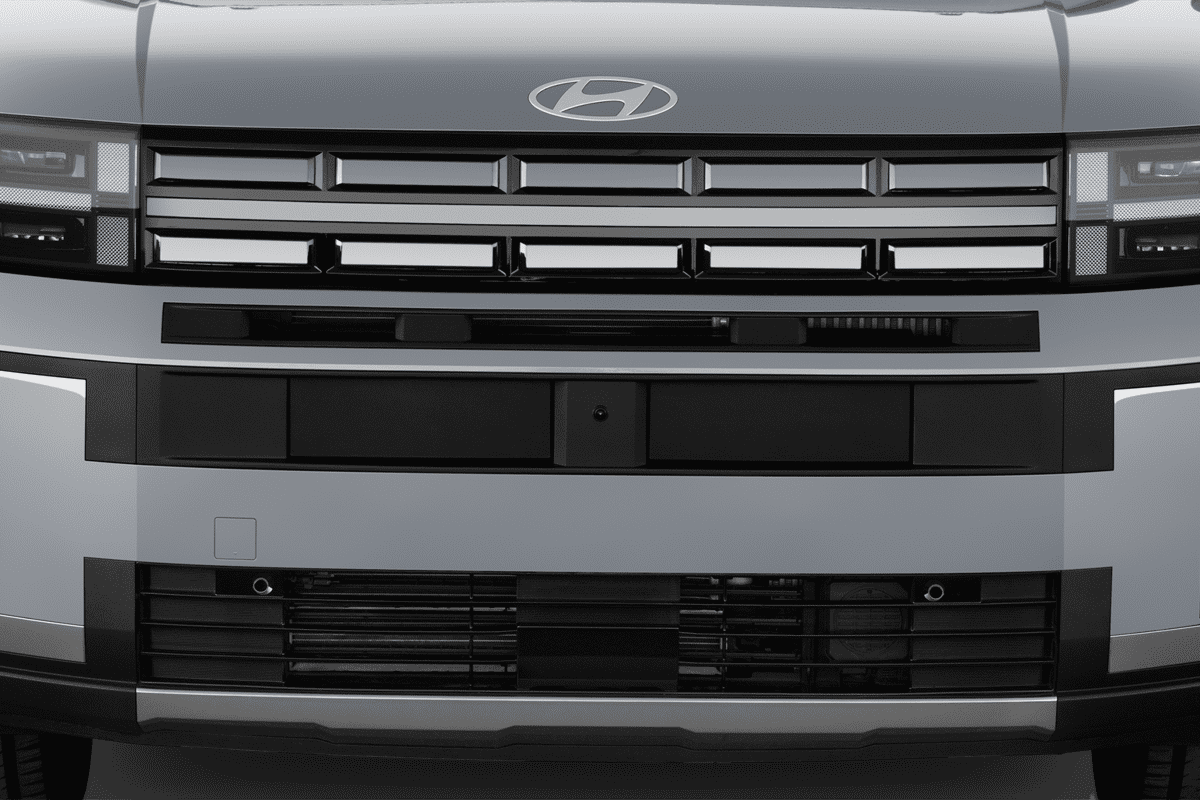 Kühlergrill eines Hyundai Santa Fe Hybrid