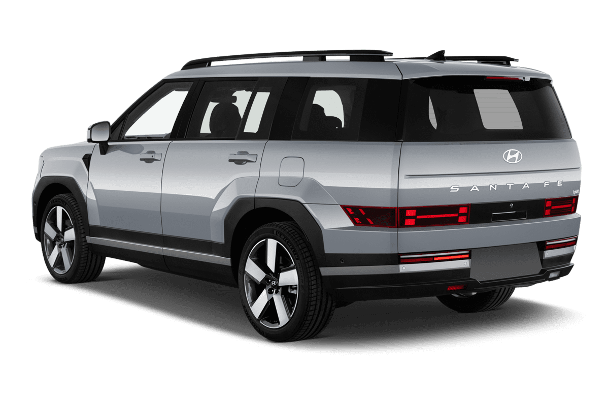 Schräge Heckansicht eines Hyundai Santa Fe Hybrid, freigestellt