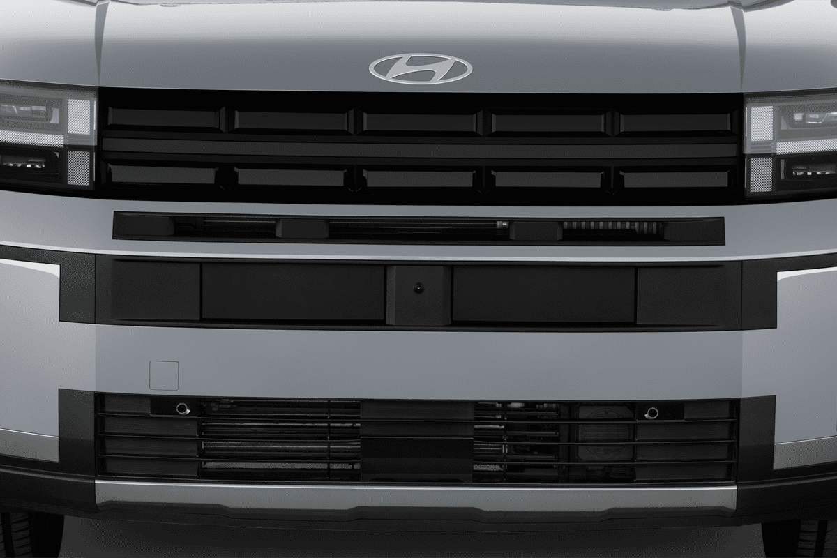 Kühlergrill eines Hyundai Santa Fe Hybrid