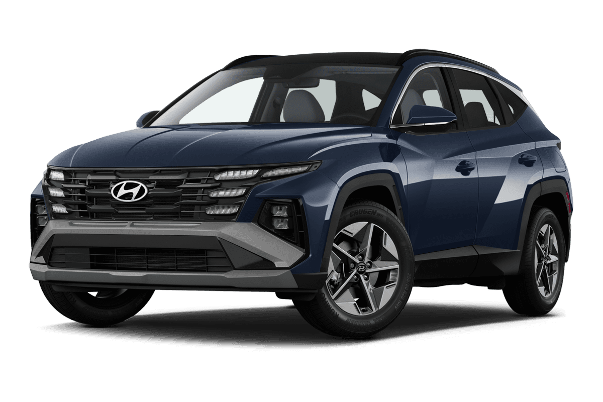 Tiefe, schräge Heckansicht eines Hyundai Tucson Hybrid (neues Modell), freigestellt