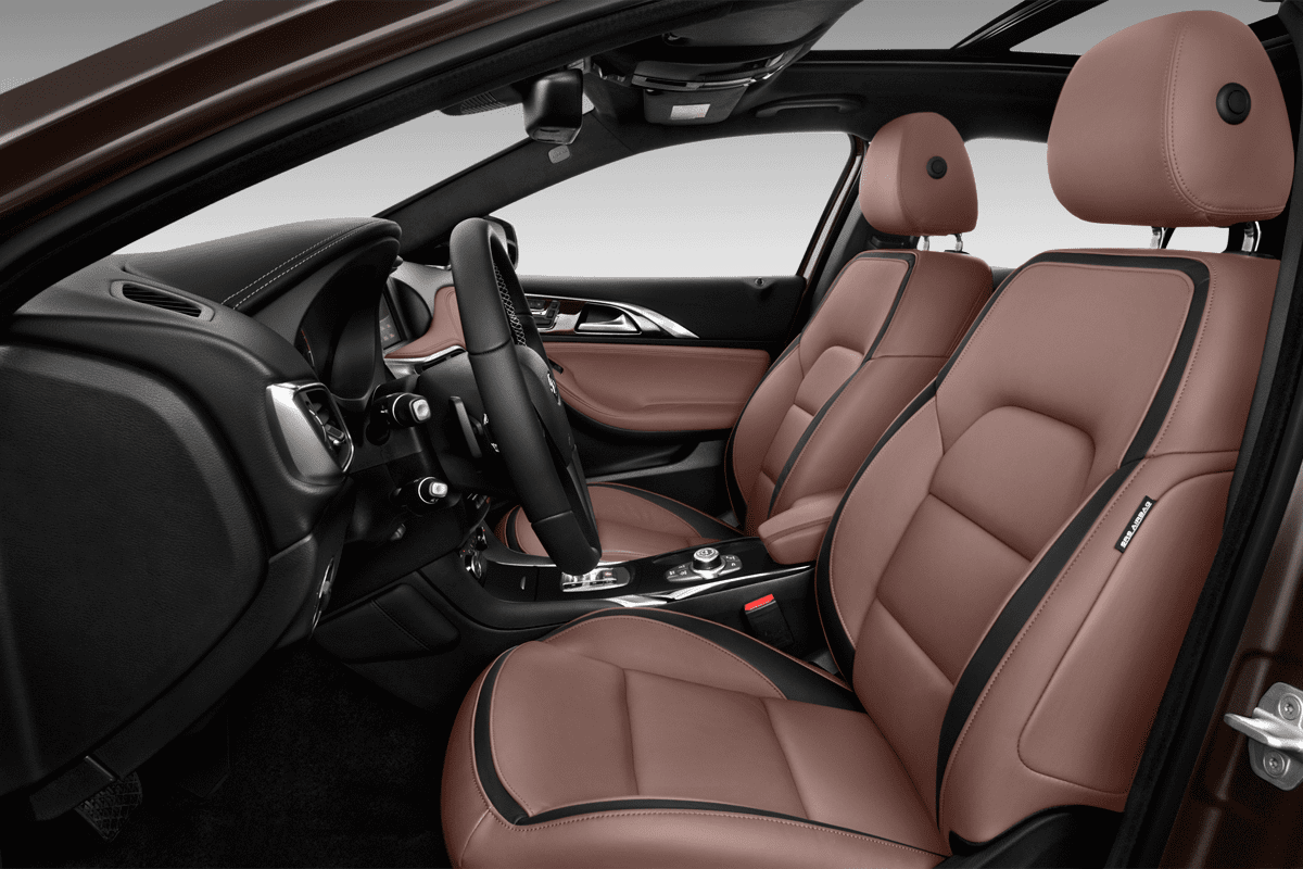 Vordersitze eines Infiniti QX30
