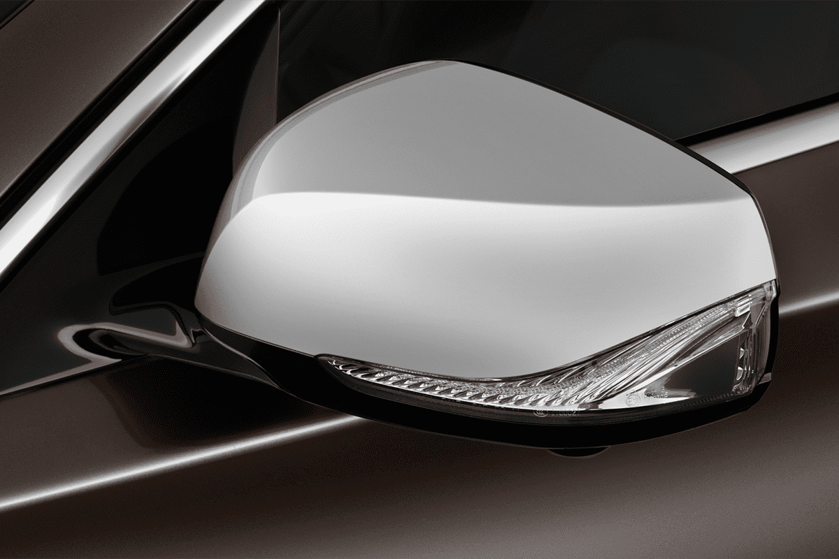 Rückspiegel eines Infiniti QX30