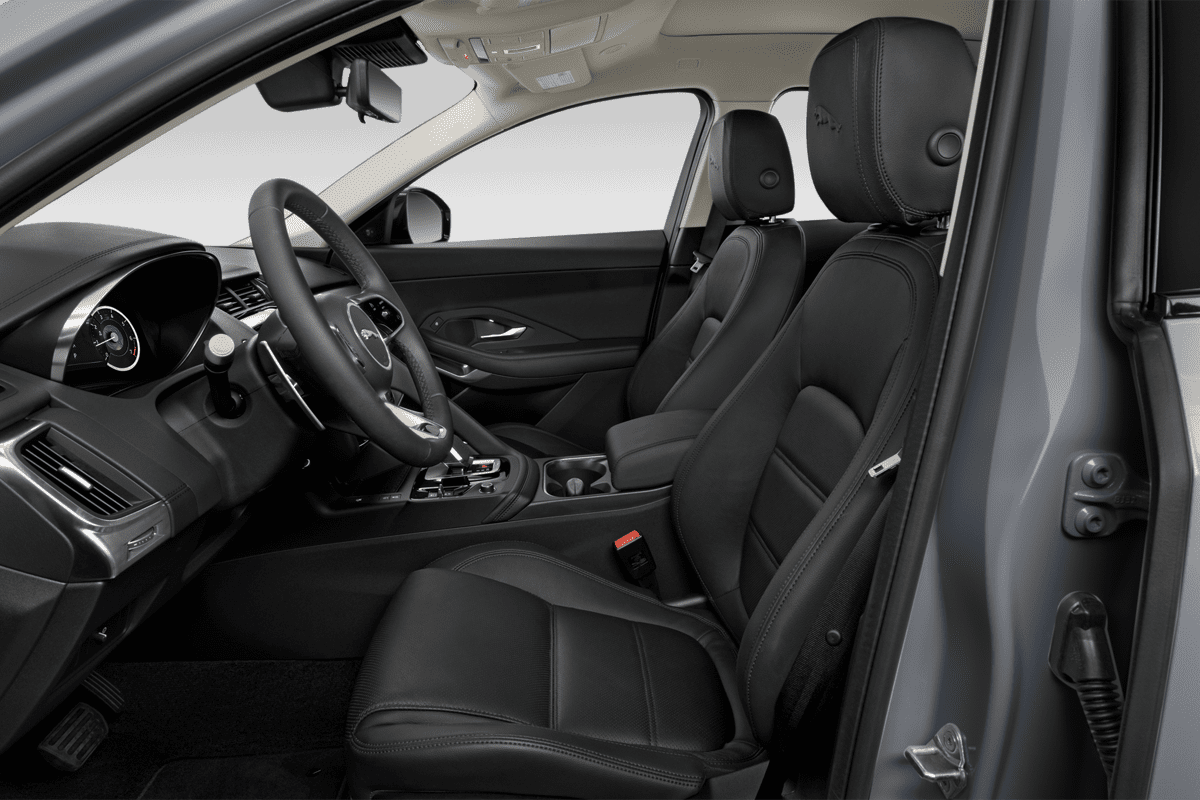 Vordersitze eines Jaguar E-Pace Plug-in-Hybrid 
