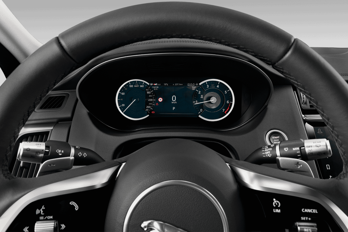 Kombiinstrument eines Jaguar E-Pace Plug-in-Hybrid 