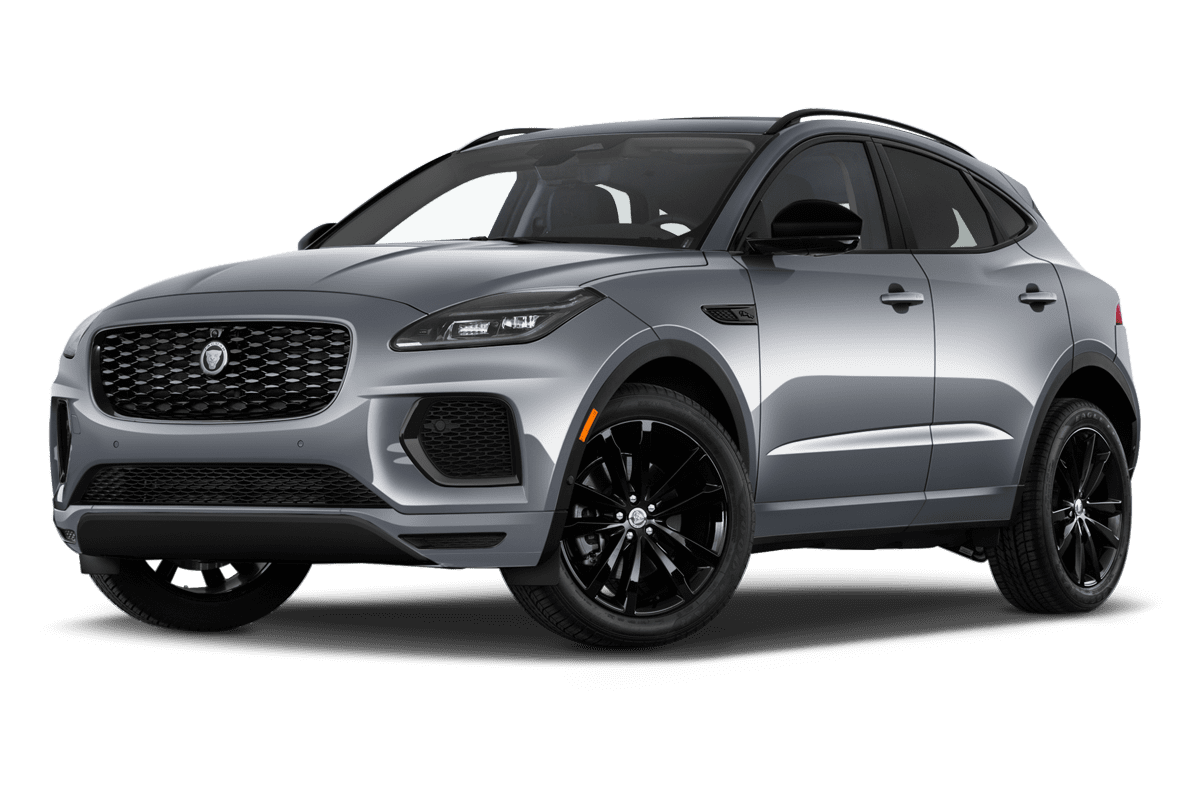 Tiefe, schräge Heckansicht eines Jaguar E-Pace Plug-in-Hybrid , freigestellt
