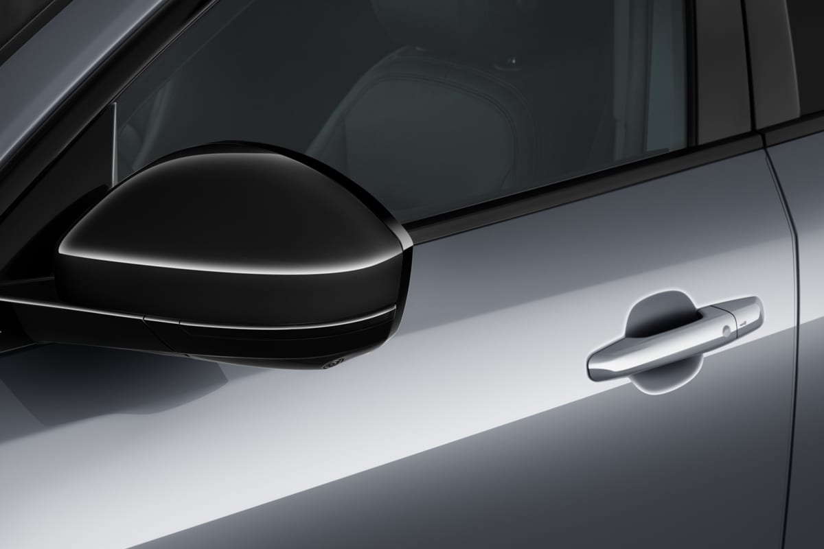 Rückspiegel eines Jaguar E-Pace Plug-in-Hybrid 