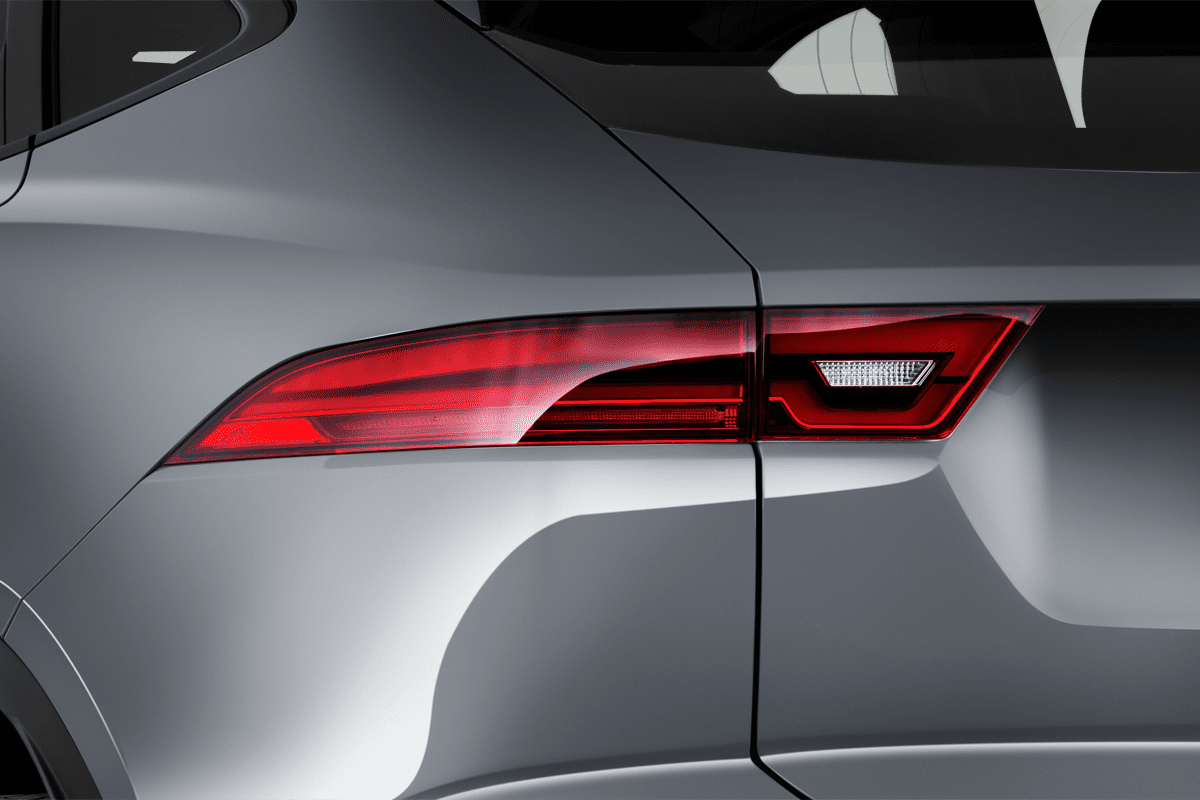 Heckleuchten eines Jaguar E-Pace Plug-in-Hybrid 