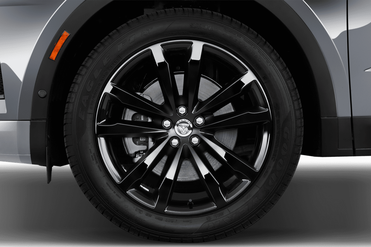 Radkappe oder Felge eines Jaguar E-Pace Plug-in-Hybrid 