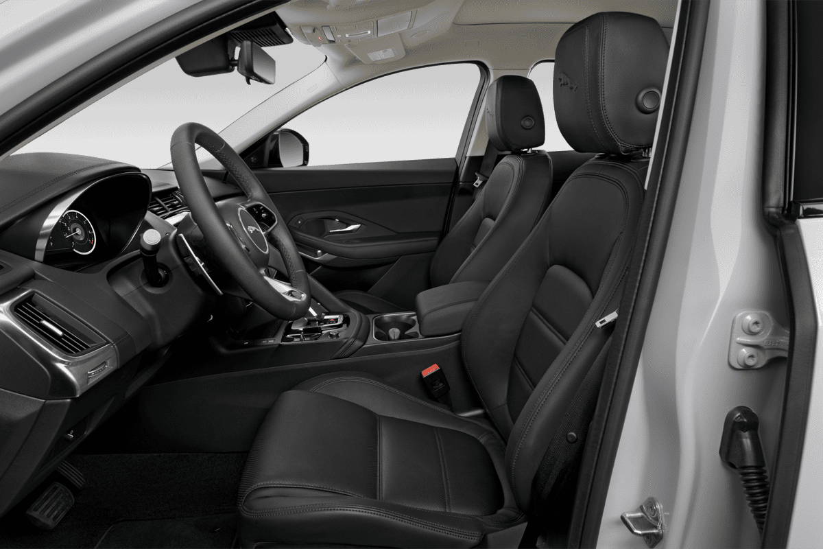 Vordersitze eines Jaguar E-Pace