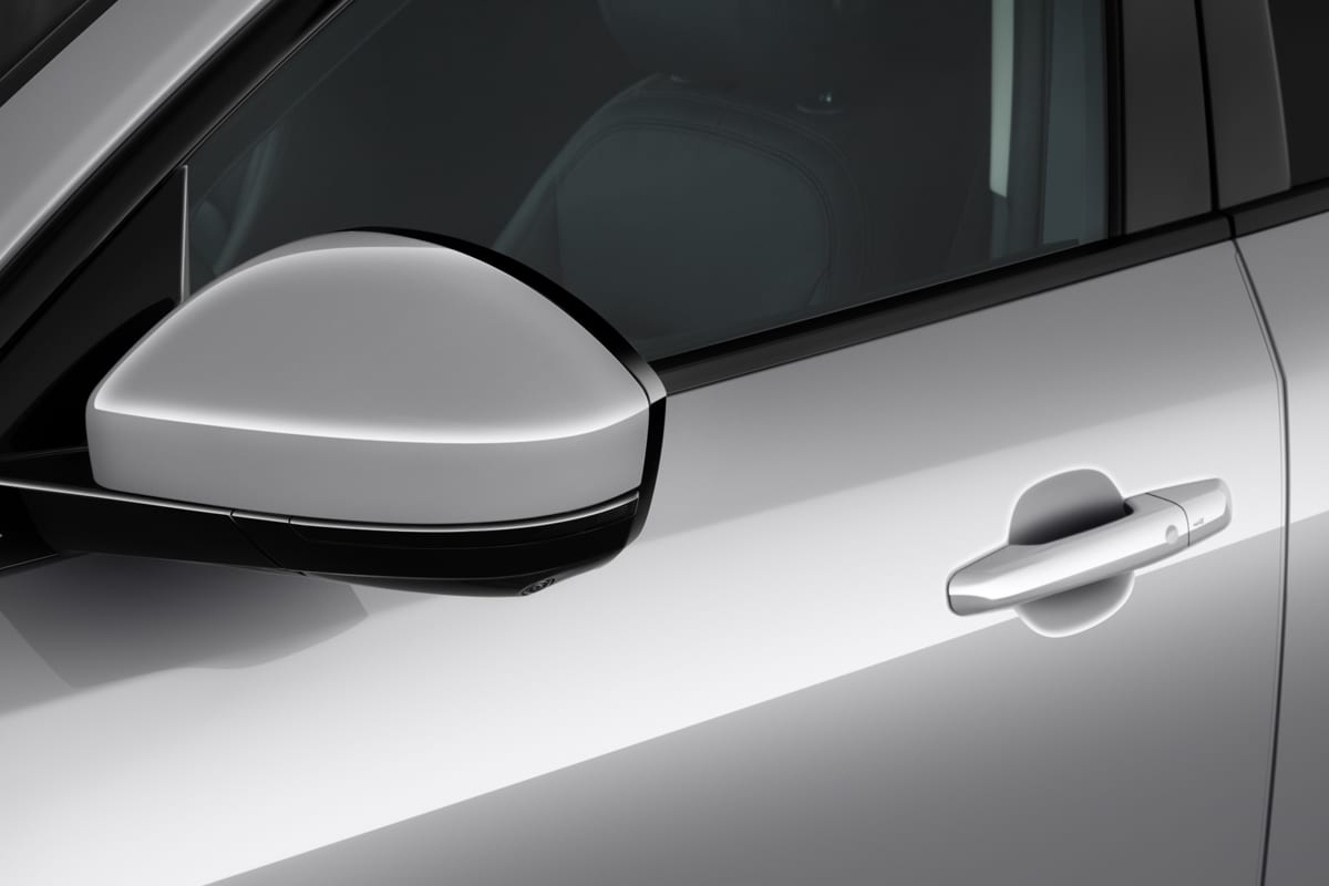 Rückspiegel eines Jaguar E-Pace