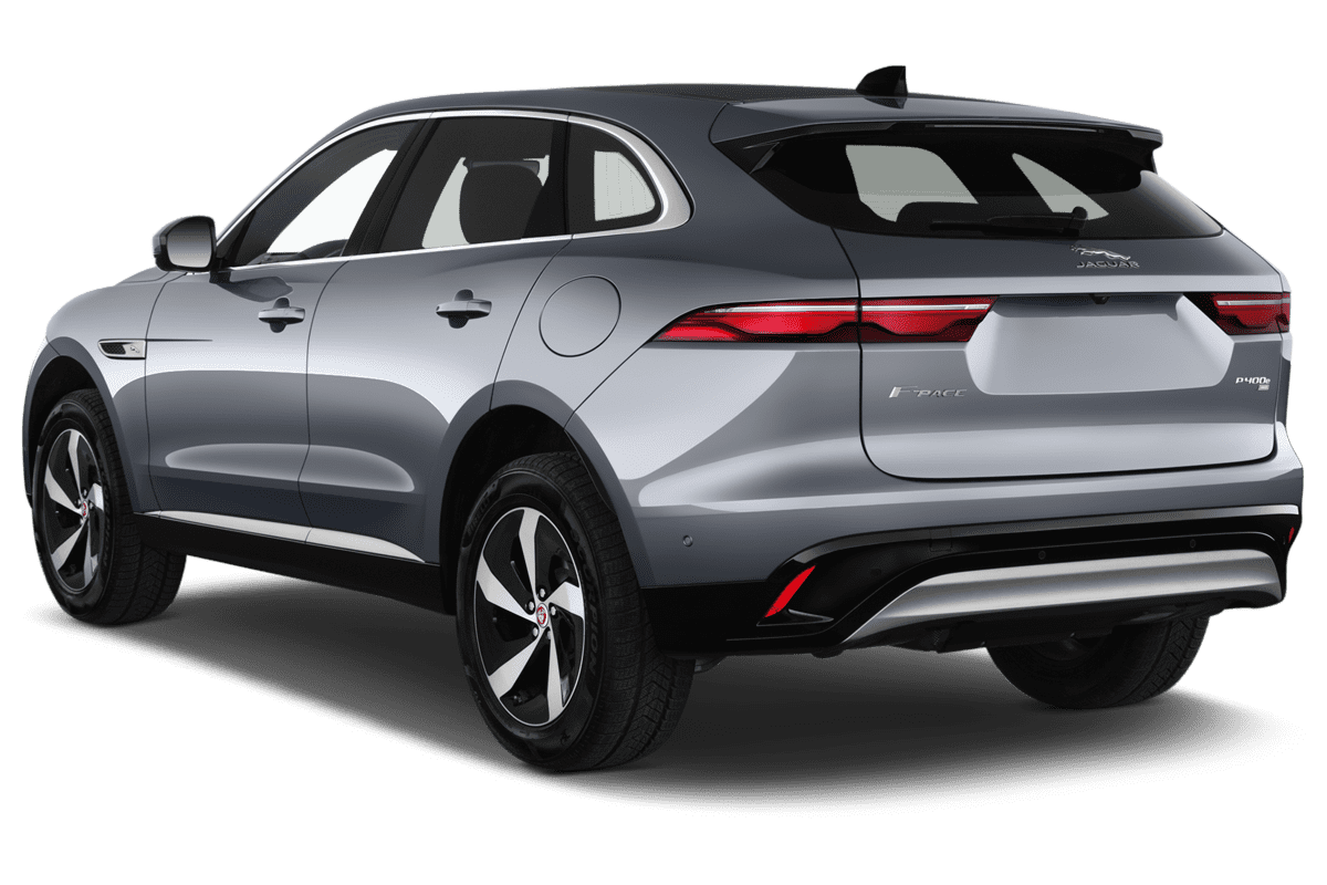 Schräge Heckansicht eines Jaguar F-Pace Plug-in-Hybrid, freigestellt