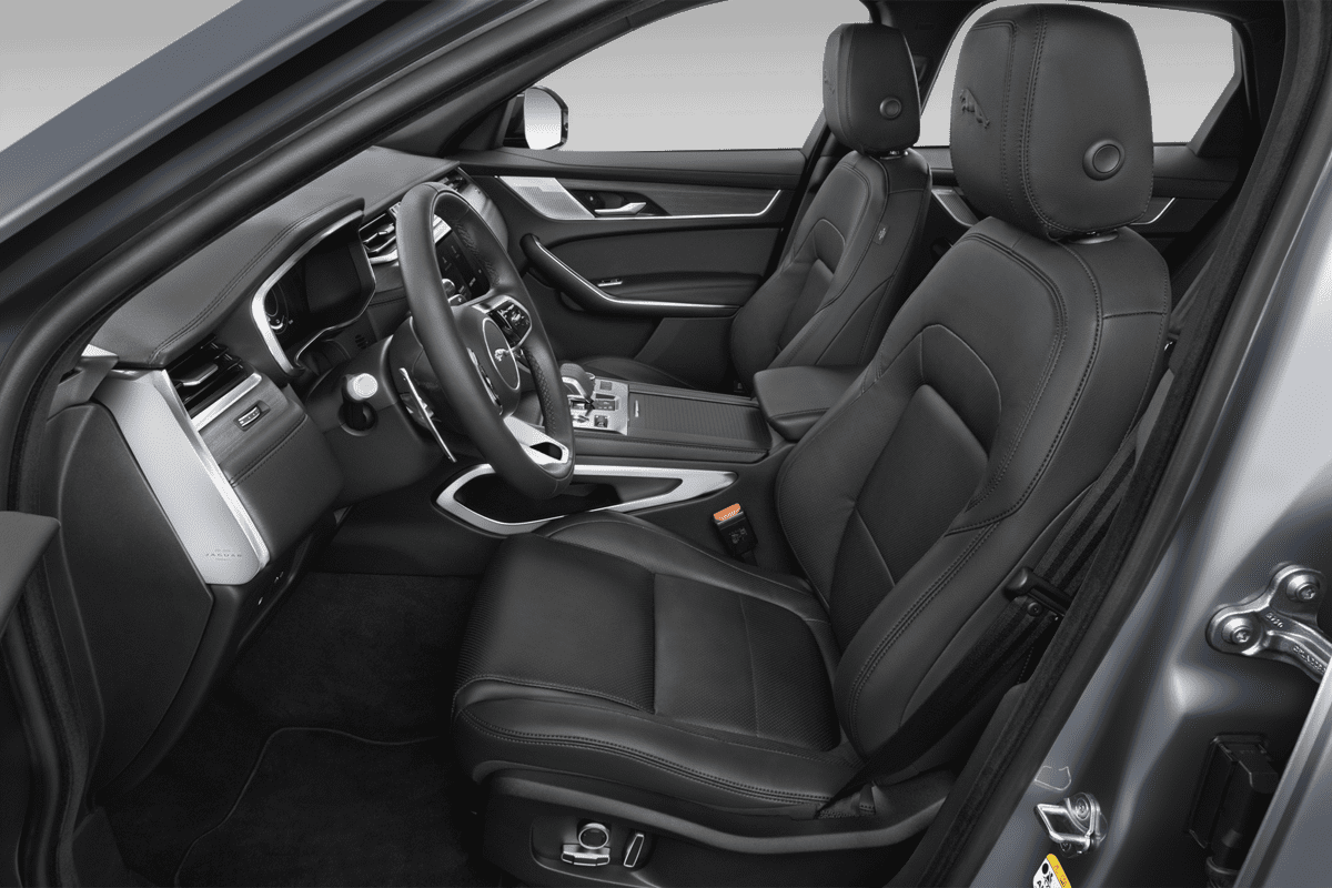 Vordersitze eines Jaguar F-Pace Plug-in-Hybrid