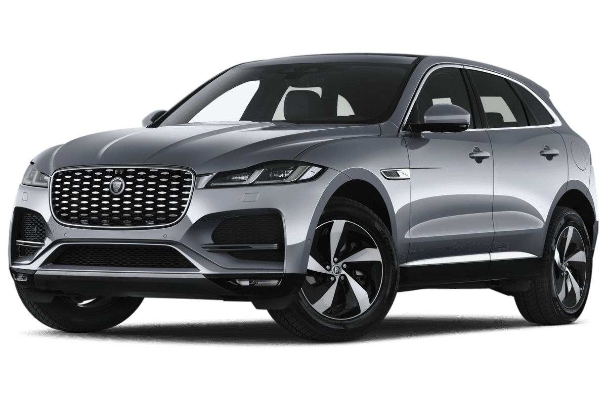 Tiefe, schräge Heckansicht eines Jaguar F-Pace Plug-in-Hybrid, freigestellt