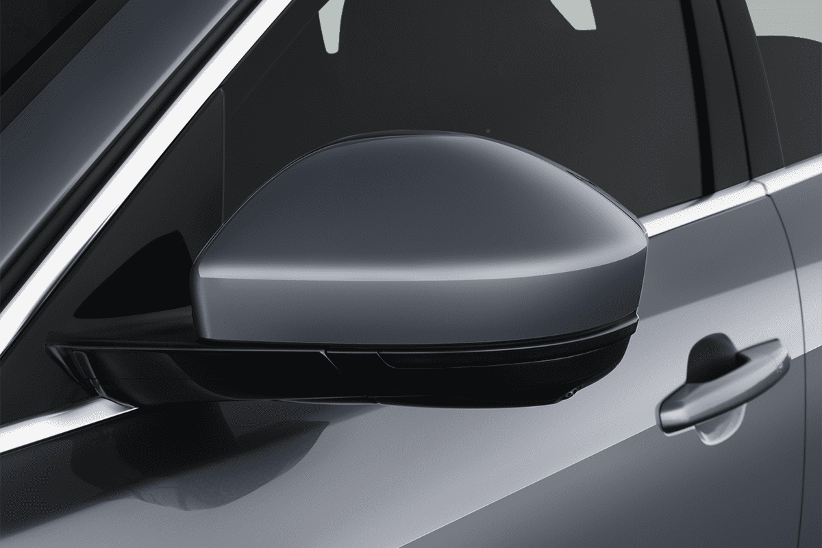 Rückspiegel eines Jaguar F-Pace Plug-in-Hybrid