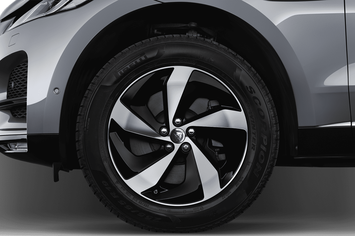 Radkappe oder Felge eines Jaguar F-Pace Plug-in-Hybrid