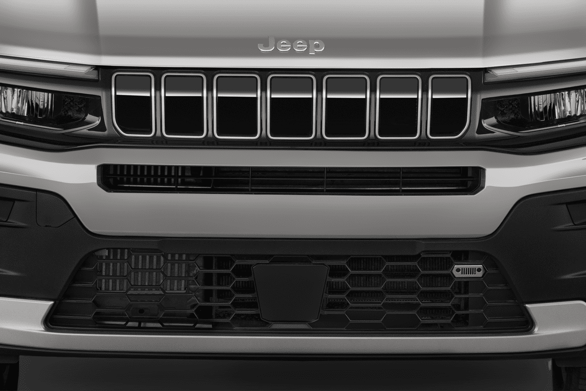 Kühlergrill eines Jeep Avenger