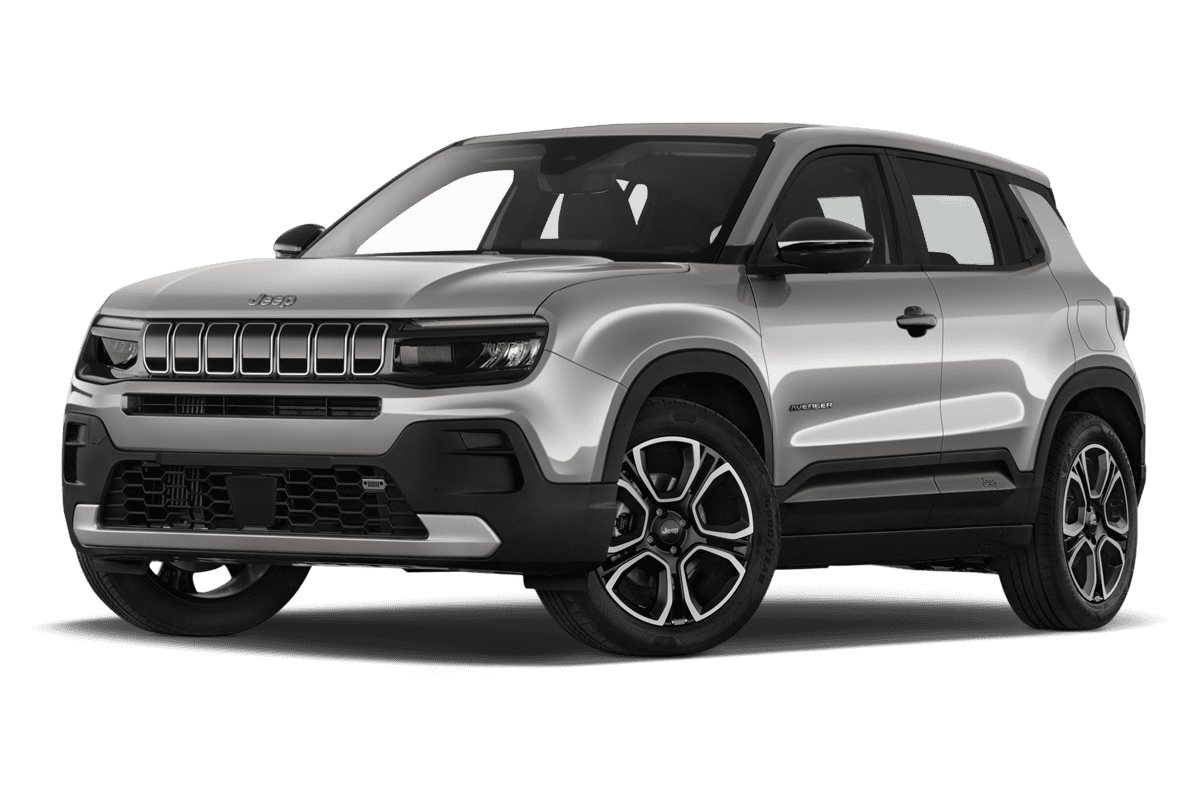 Tiefe, schräge Heckansicht eines Jeep Avenger, freigestellt