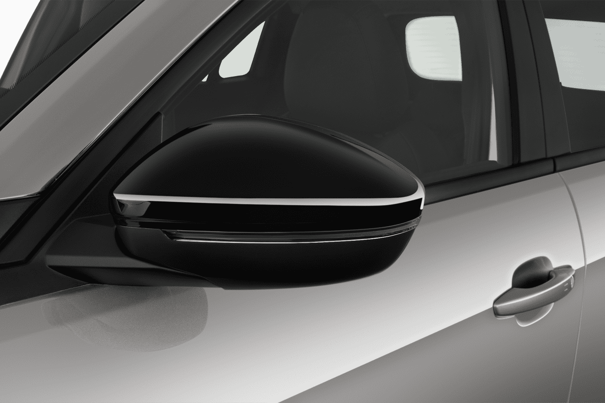 Rückspiegel eines Jeep Avenger