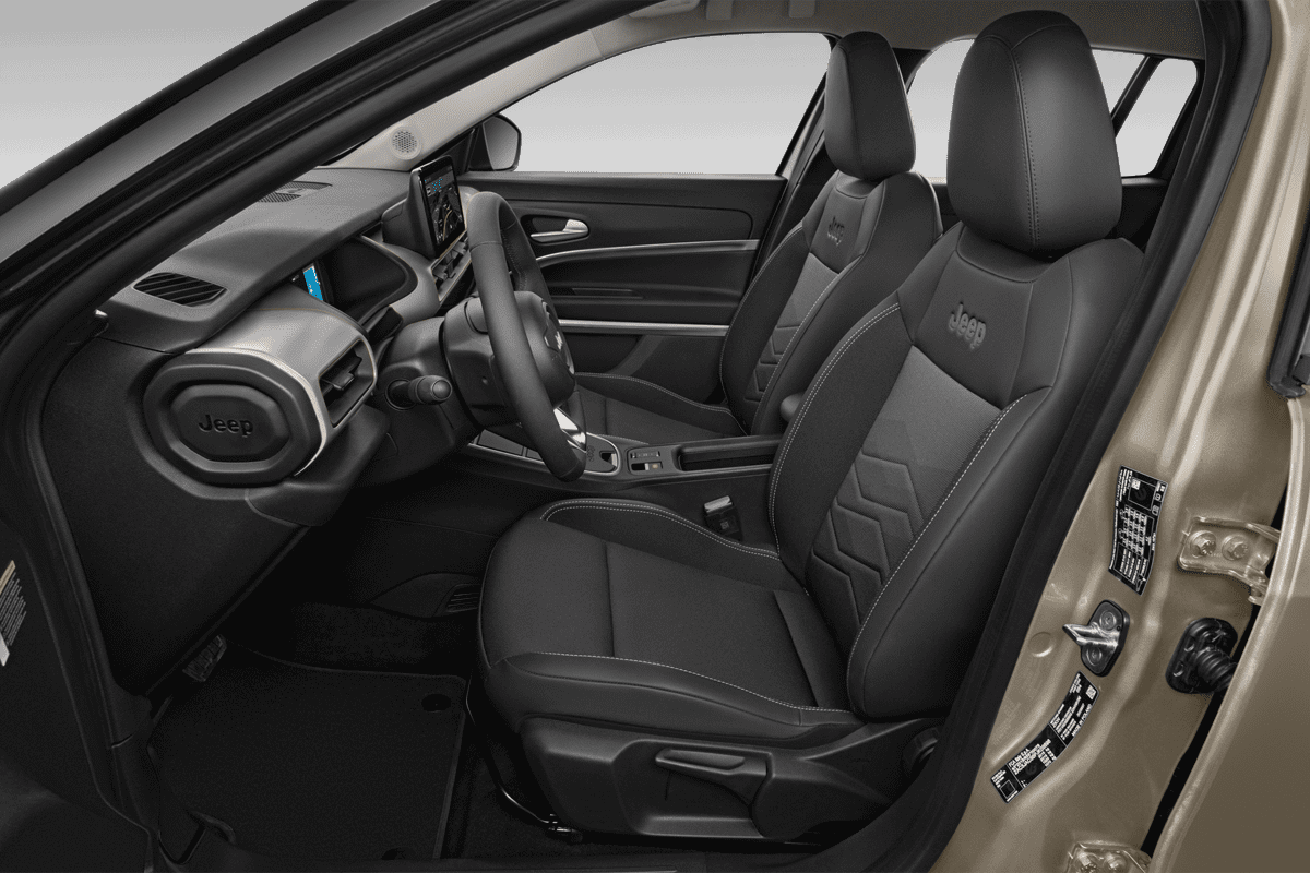Vordersitze eines Jeep Avenger Elektro