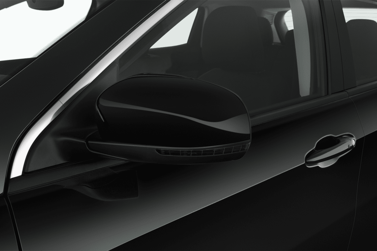 Rückspiegel eines Jeep Compass