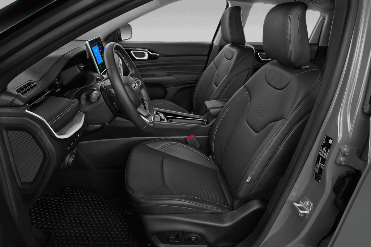 Vordersitze eines Jeep Compass E-Hybrid (neues Modell)