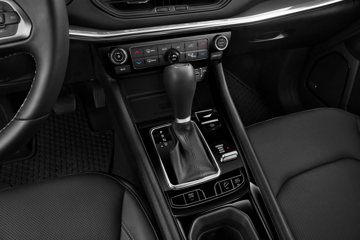 Schaltknüppel eines Jeep Compass E-Hybrid (neues Modell)