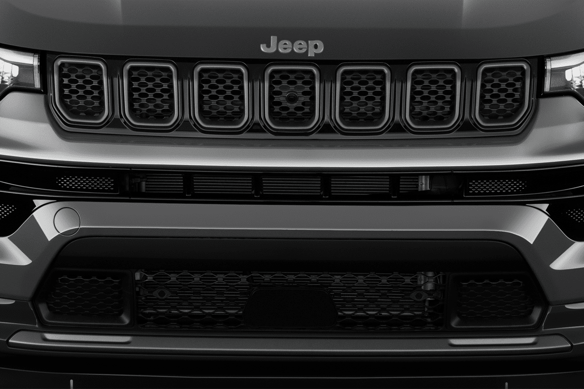 Kühlergrill eines Jeep Compass E-Hybrid (neues Modell)