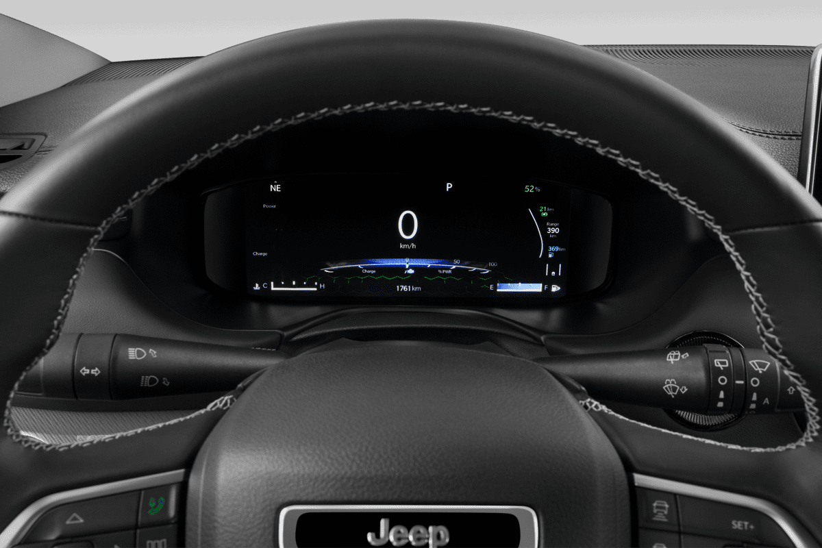 Kombiinstrument eines Jeep Compass E-Hybrid (neues Modell)