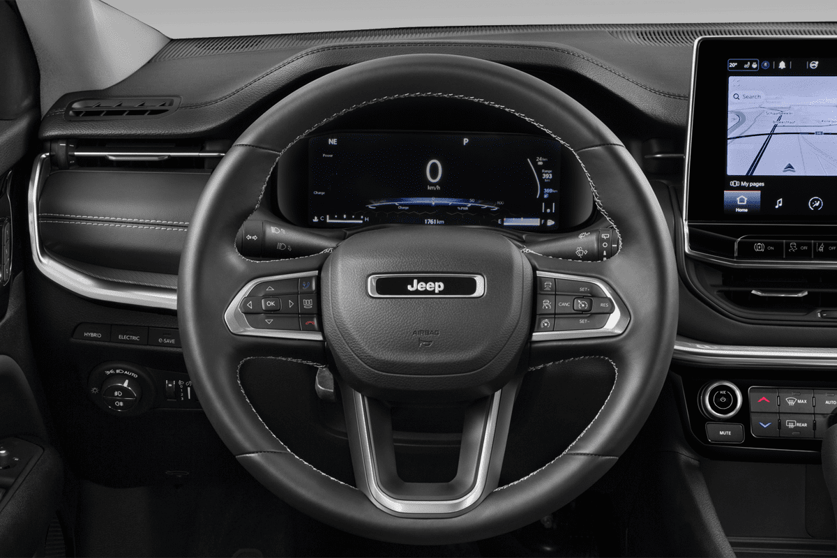 Lenkrad eines Jeep Compass E-Hybrid (neues Modell)