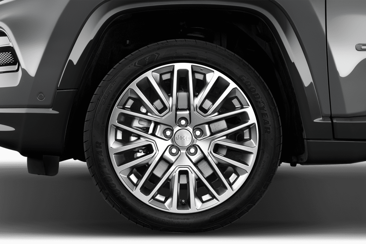 Radkappe oder Felge eines Jeep Compass E-Hybrid (neues Modell)