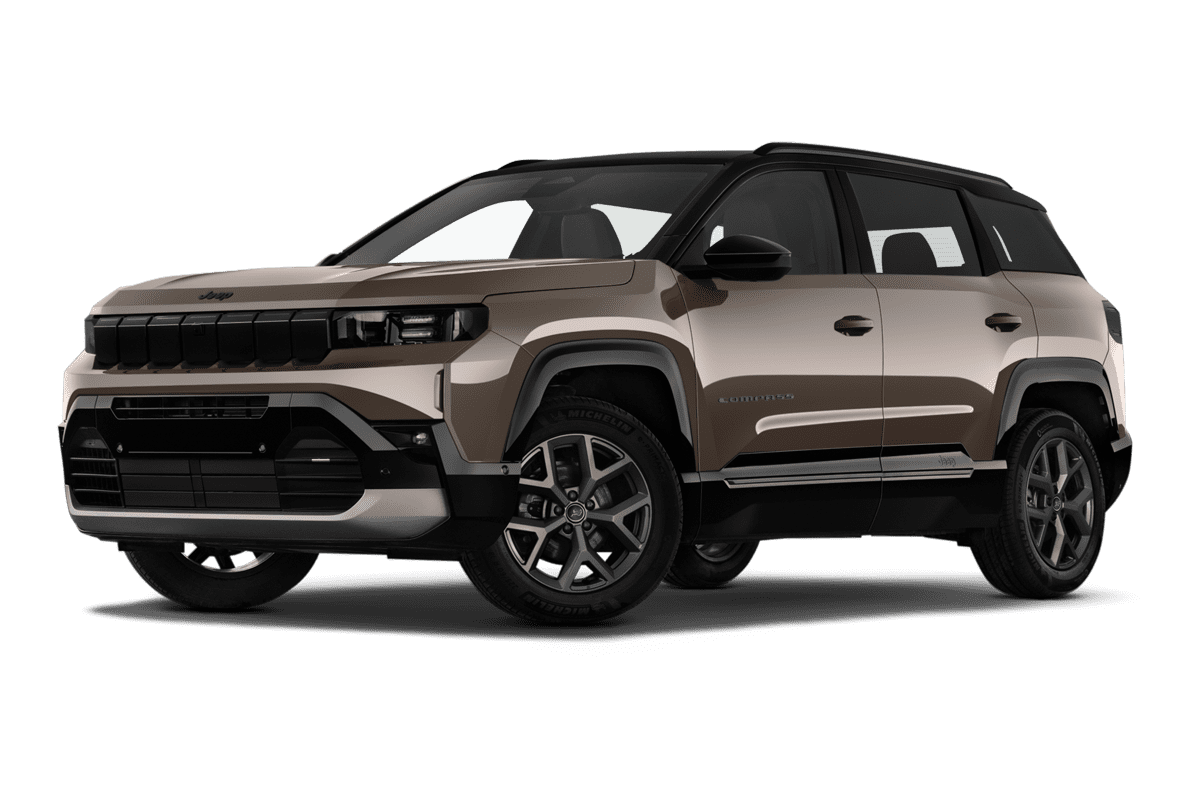 Tiefe, schräge Heckansicht eines Jeep Compass E-Hybrid, freigestellt