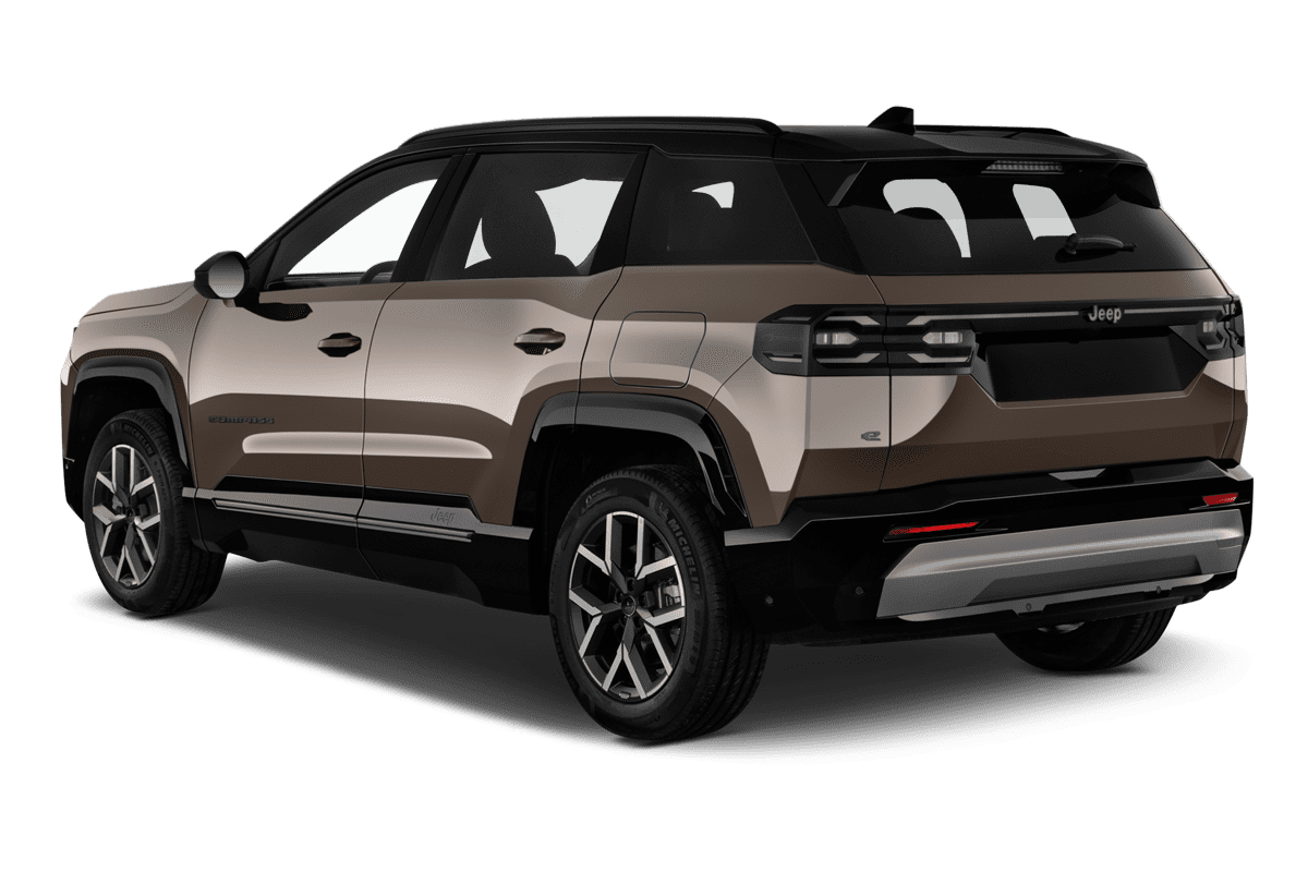 Schräge Heckansicht eines Jeep Compass Elektro, freigestellt