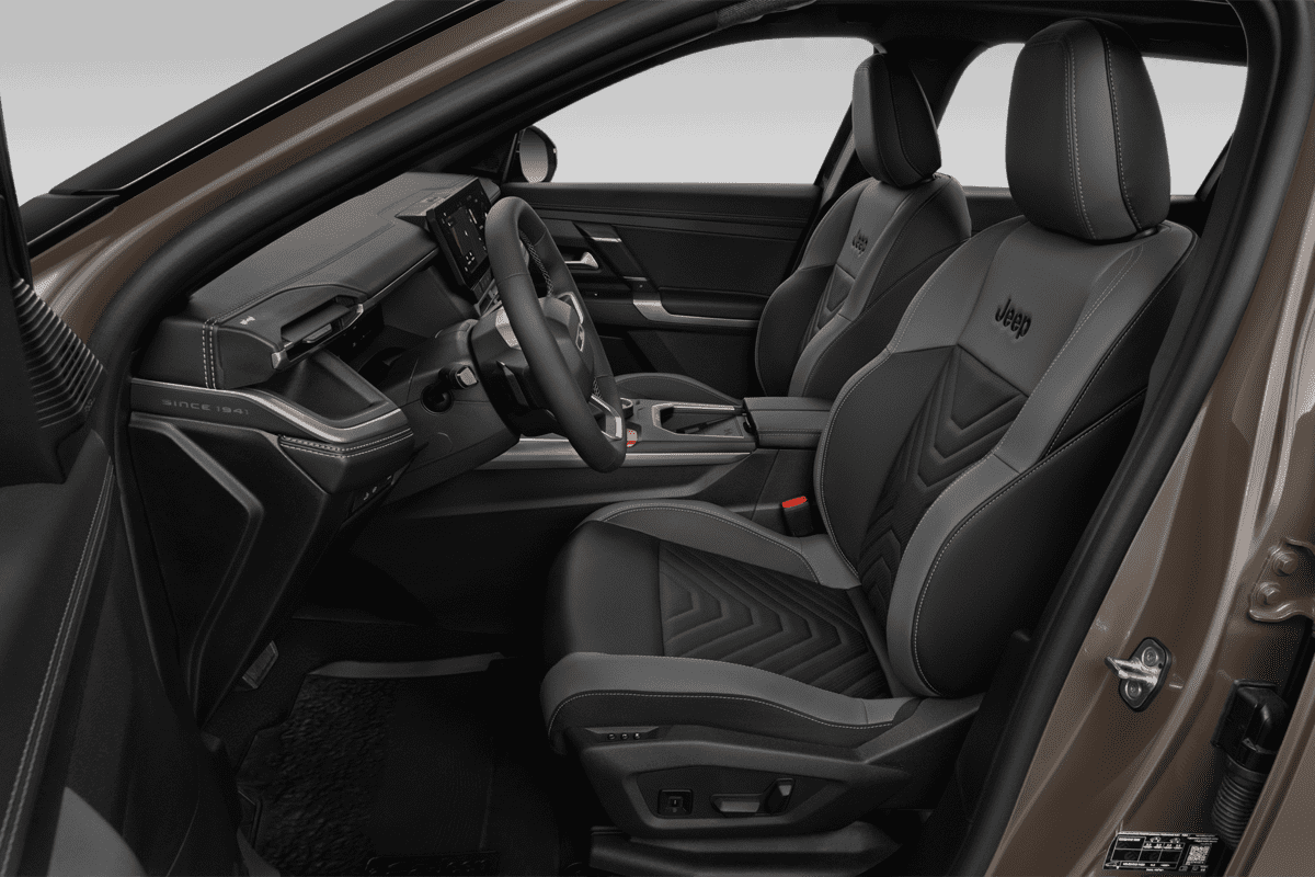 Vordersitze eines Jeep Compass Elektro