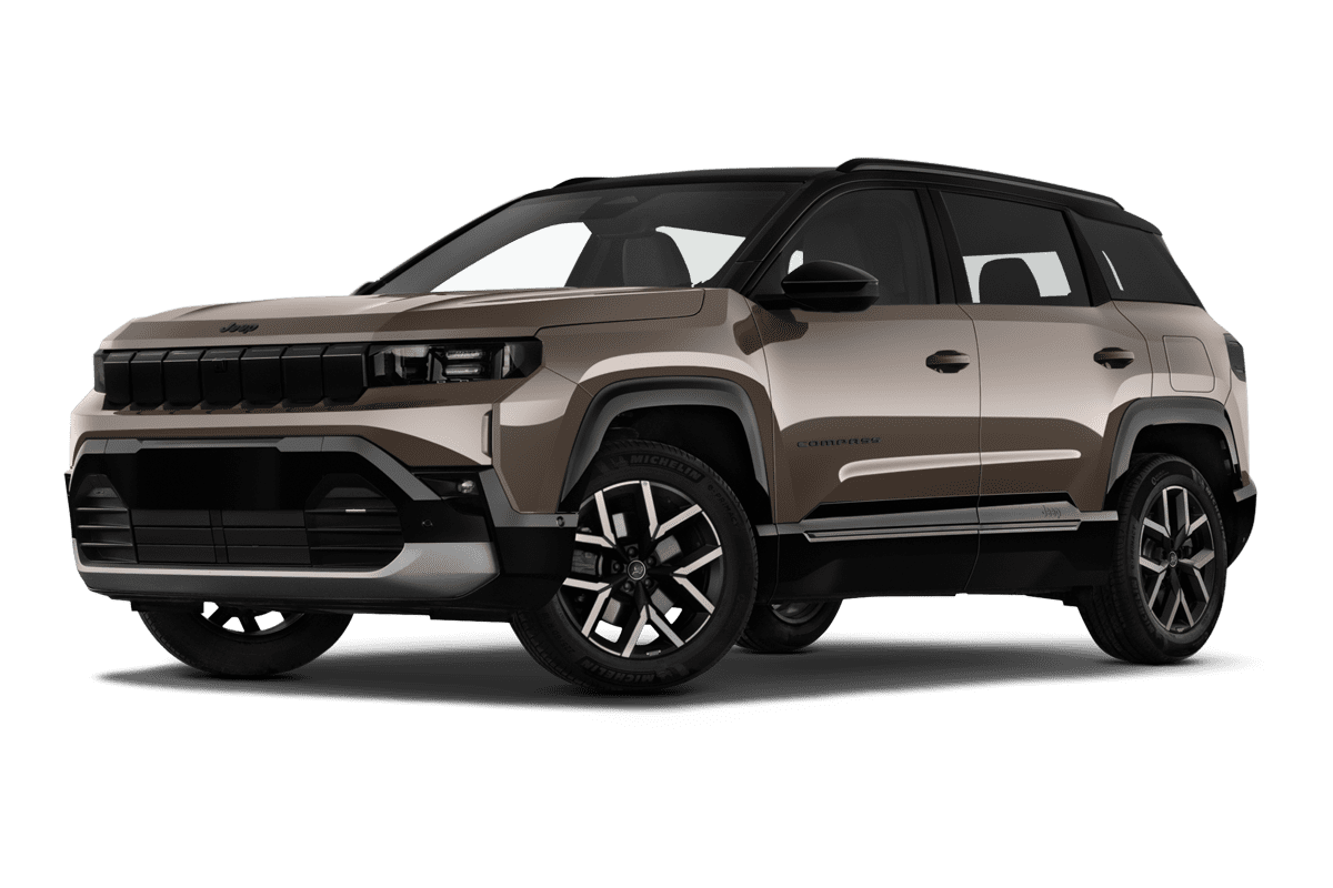 Tiefe, schräge Heckansicht eines Jeep Compass Elektro, freigestellt